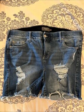 Torrid like new distressed jean shorts